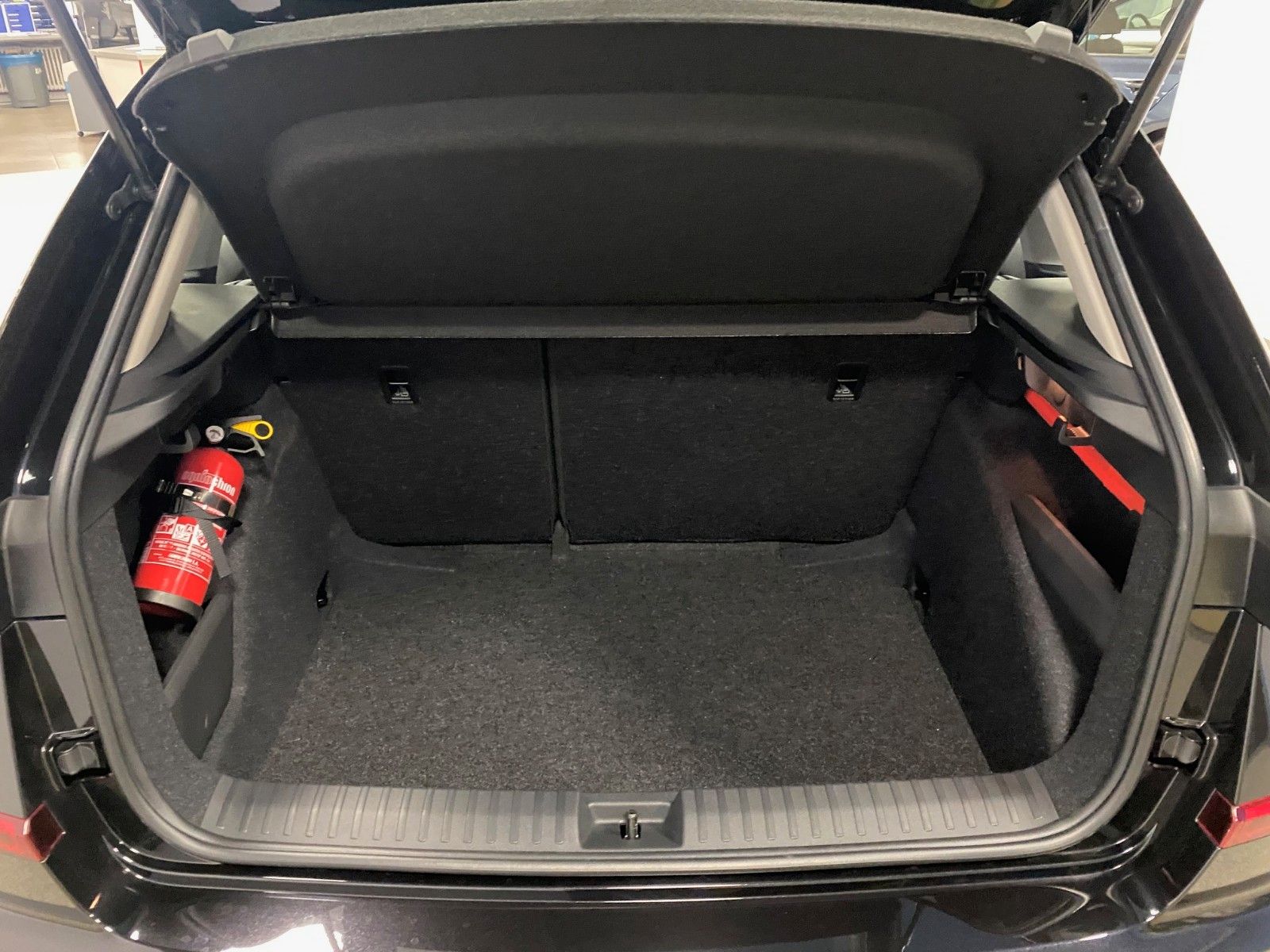 Fahrzeugabbildung SKODA Kamiq 1.0 TSI DSG Selection+KAMERA+PDC+16"Alu+BC