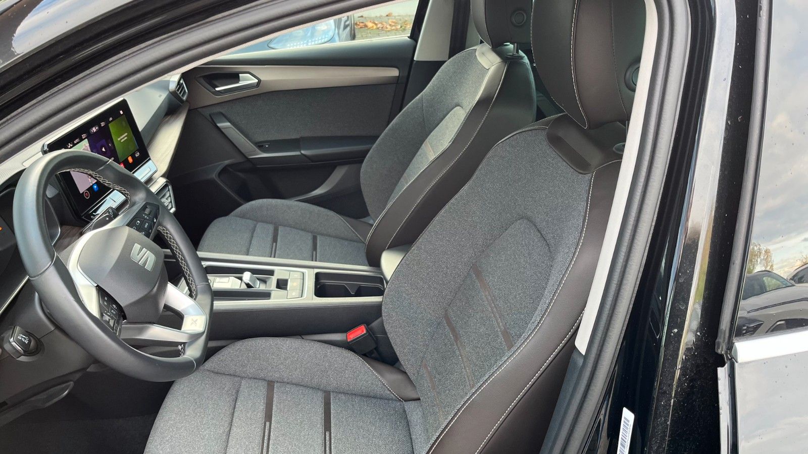 Fahrzeugabbildung SEAT Leon Xcellence NAVI DAB+ LED 17 Zoll
