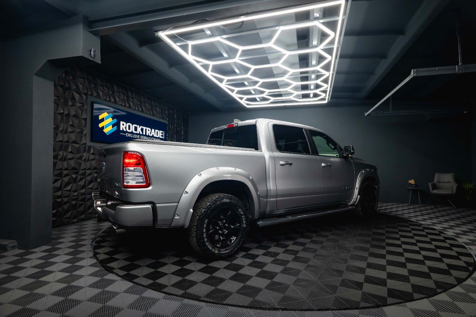 Fahrzeugabbildung Dodge RAM 5.7 V8 HEMI 4x4 OFFROAD Night-Paket *LED*19%