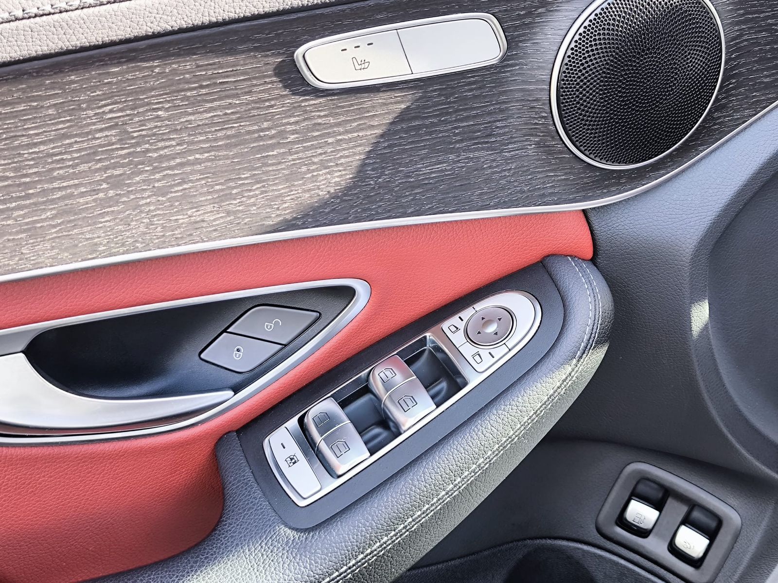 Fahrzeugabbildung Mercedes-Benz C 300e 9G 2X AMG Line >PANOR+NIGHT+NAVI+LED+SHZ+