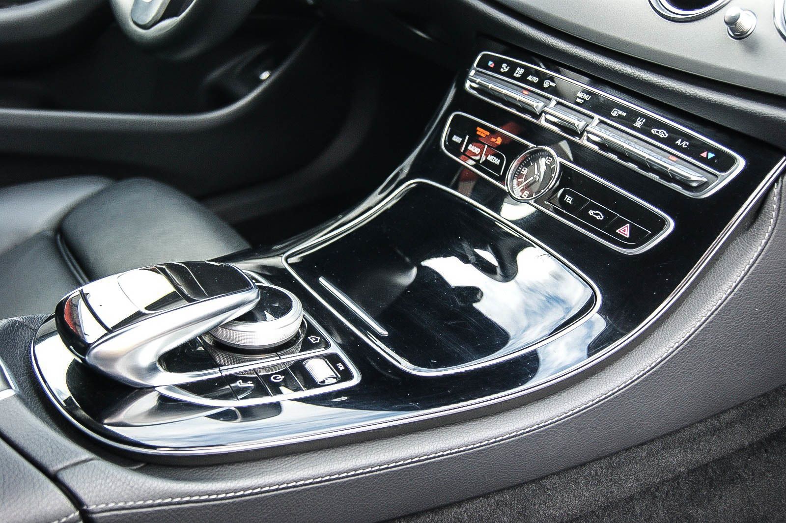 Fahrzeugabbildung Mercedes-Benz E 200 T-Modell 7-SITZER STANDHEIZUNG MULTI-BEAM