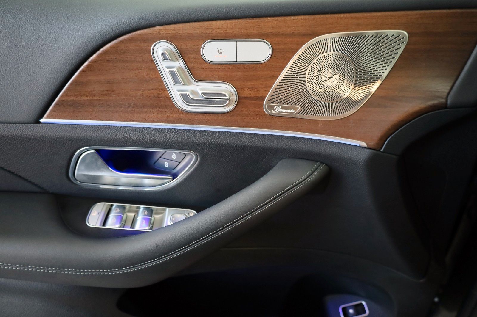 Fahrzeugabbildung Mercedes-Benz GLE 350e 4M AMG Leder,Navi,LED,PanDach,Night,360