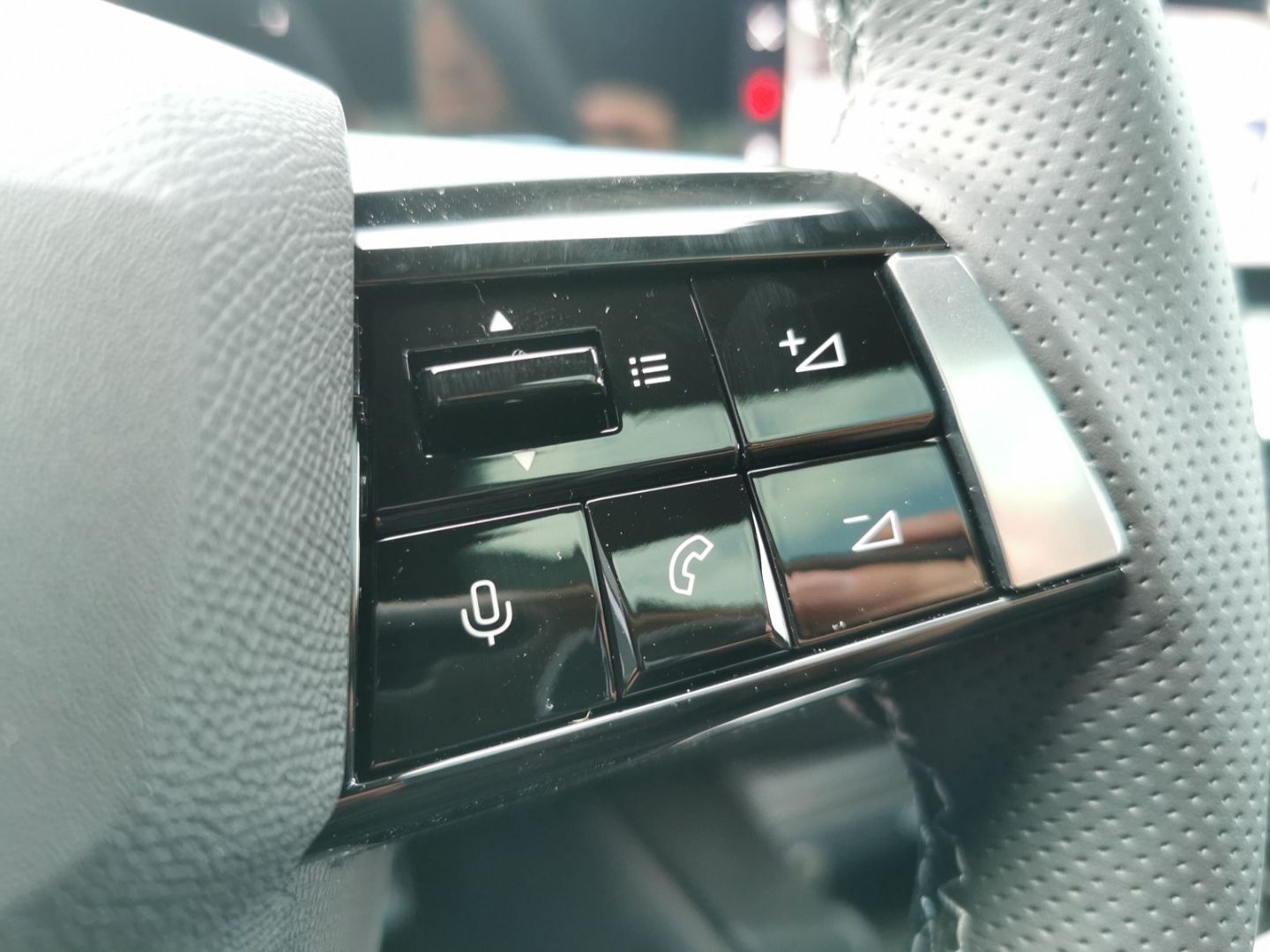 Fahrzeugabbildung Opel Astra Ultimate HUD Panorama Navi Memory Sitz SHZ