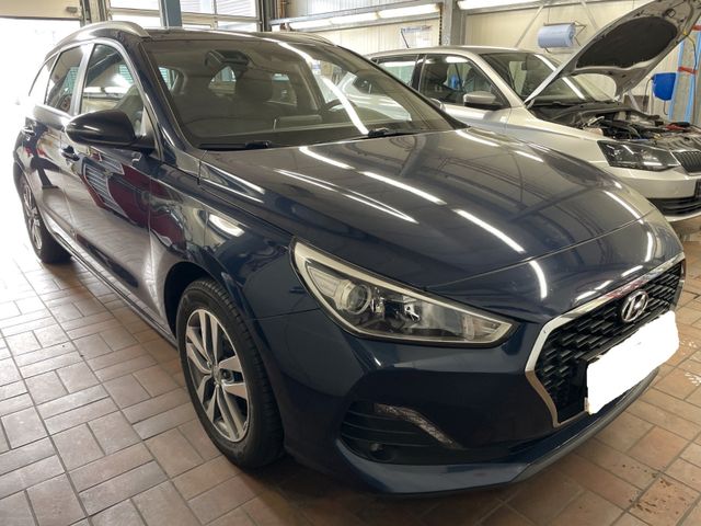 Hyundai i30 cw YES!/Navi/AHK/Kamera/LED/CarPlay/Spurhalt