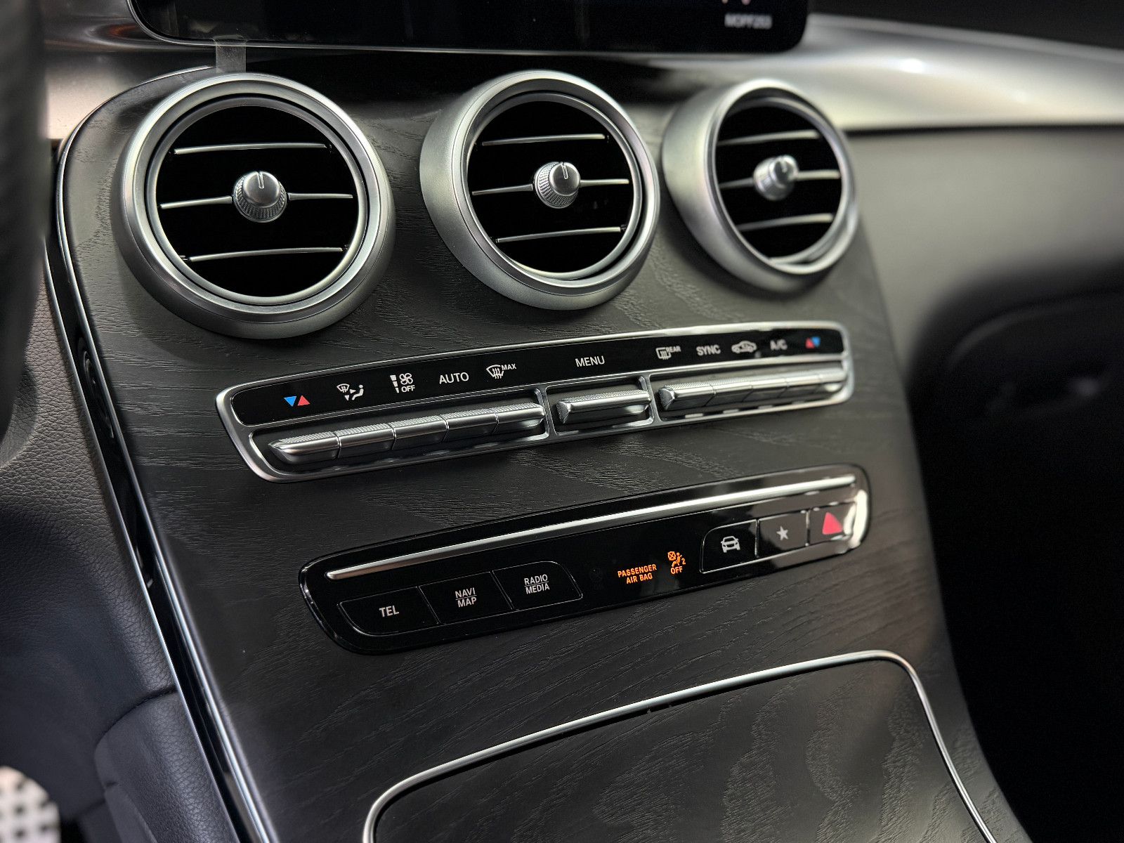 Fahrzeugabbildung Mercedes-Benz GLC 200 4Matic|AUTOMATIK|AMG-LINE|DIGI-TACHO|AHK