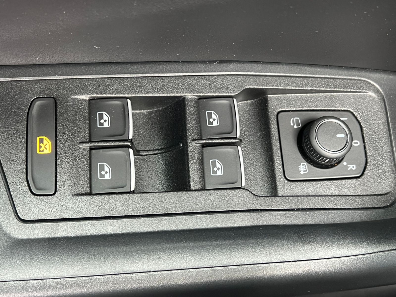 Fahrzeugabbildung Volkswagen T-Roc R-Line 1.5 TSI DSG *AHK,LED,BlackStyle,LM