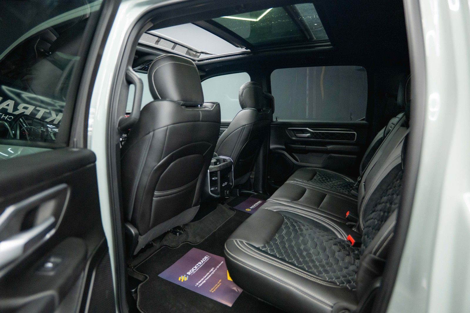 Fahrzeugabbildung Dodge RAM 5.7 V8 HEMI 4x4 OFFROAD Night-Edition *Pano*