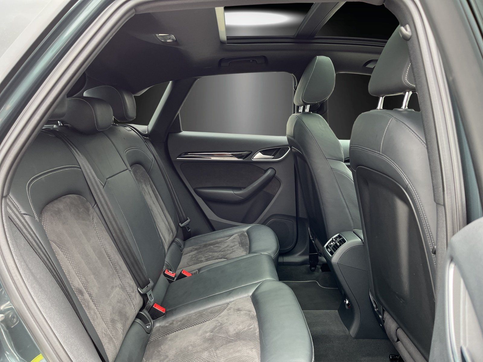 Fahrzeugabbildung Audi Q3 2.0 TFSI quattro S-LINE Comp./PANO/KAMERA/LED
