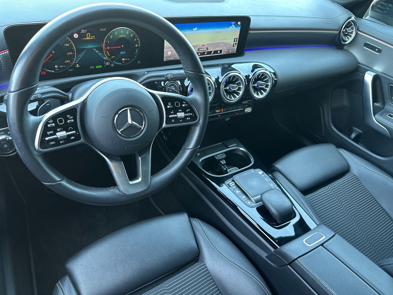 Fahrzeugabbildung Mercedes-Benz CLA 250 Shooting Brake e Night-Paket NAV+LED+AHK