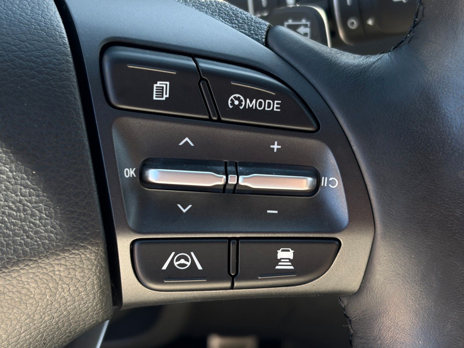 Fahrzeugabbildung Hyundai KONA E Select SHZ LHZ ACC LKA LFA Navi CarPlay
