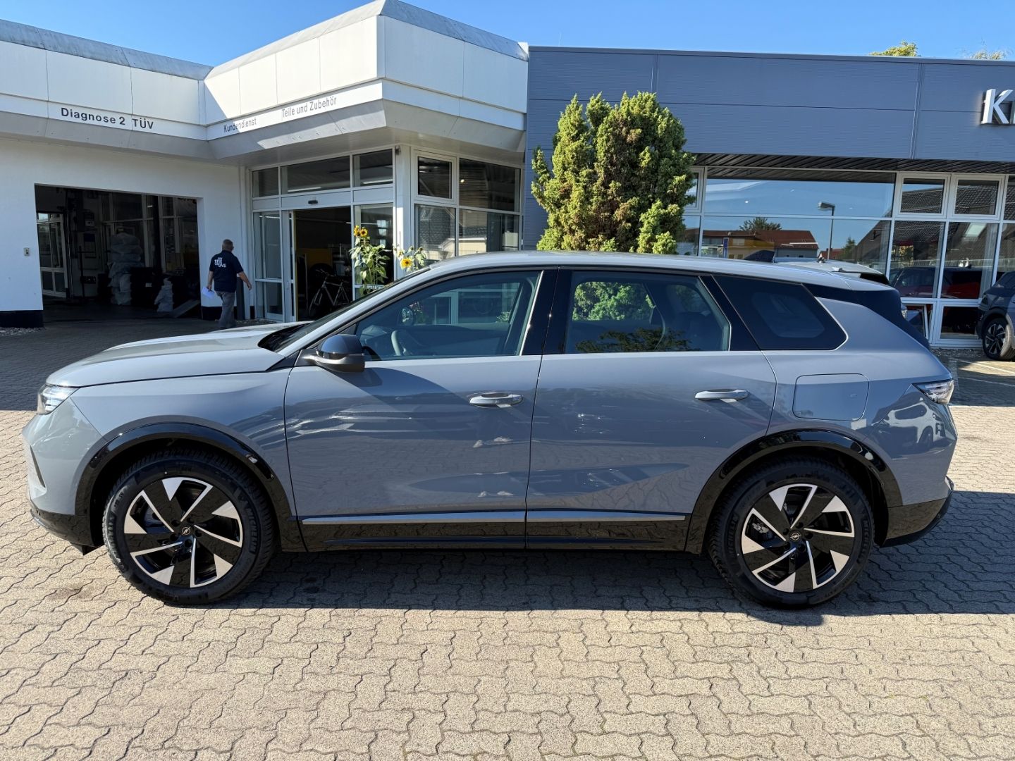 Fahrzeugabbildung Opel Grandland 1.6 Plug-in-Hybrid mit AHK+Allwetter