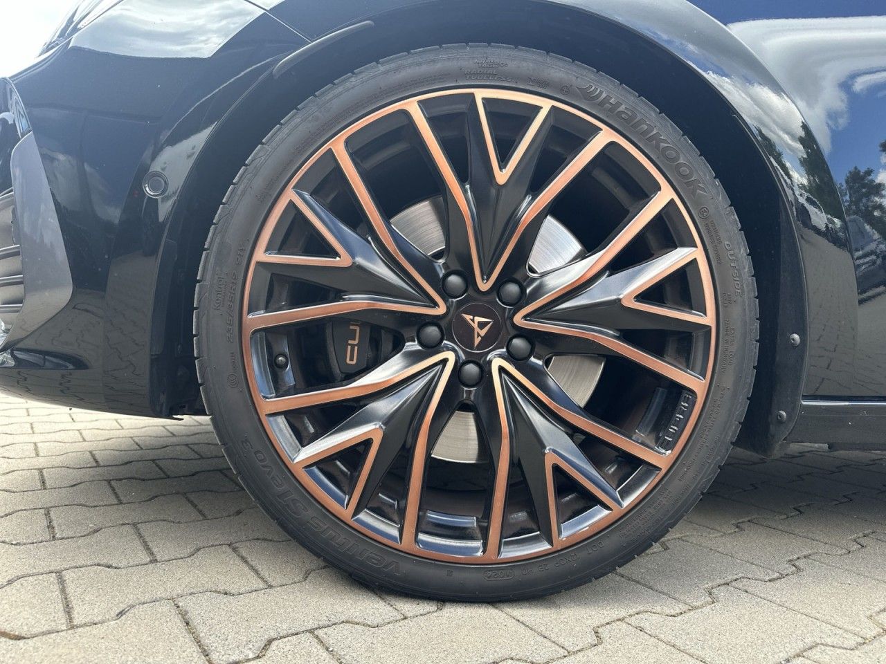 Fahrzeugabbildung CUPRA Leon VZ Sportstourer 2.0 TSI 245 PS DSG - mit KI generiert/bearbeitet
