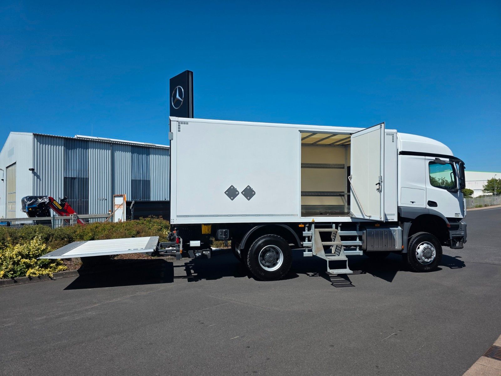 Fahrzeugabbildung Mercedes-Benz Arocs 1827 A 4x4 LBW Tür+Treppe Schalter