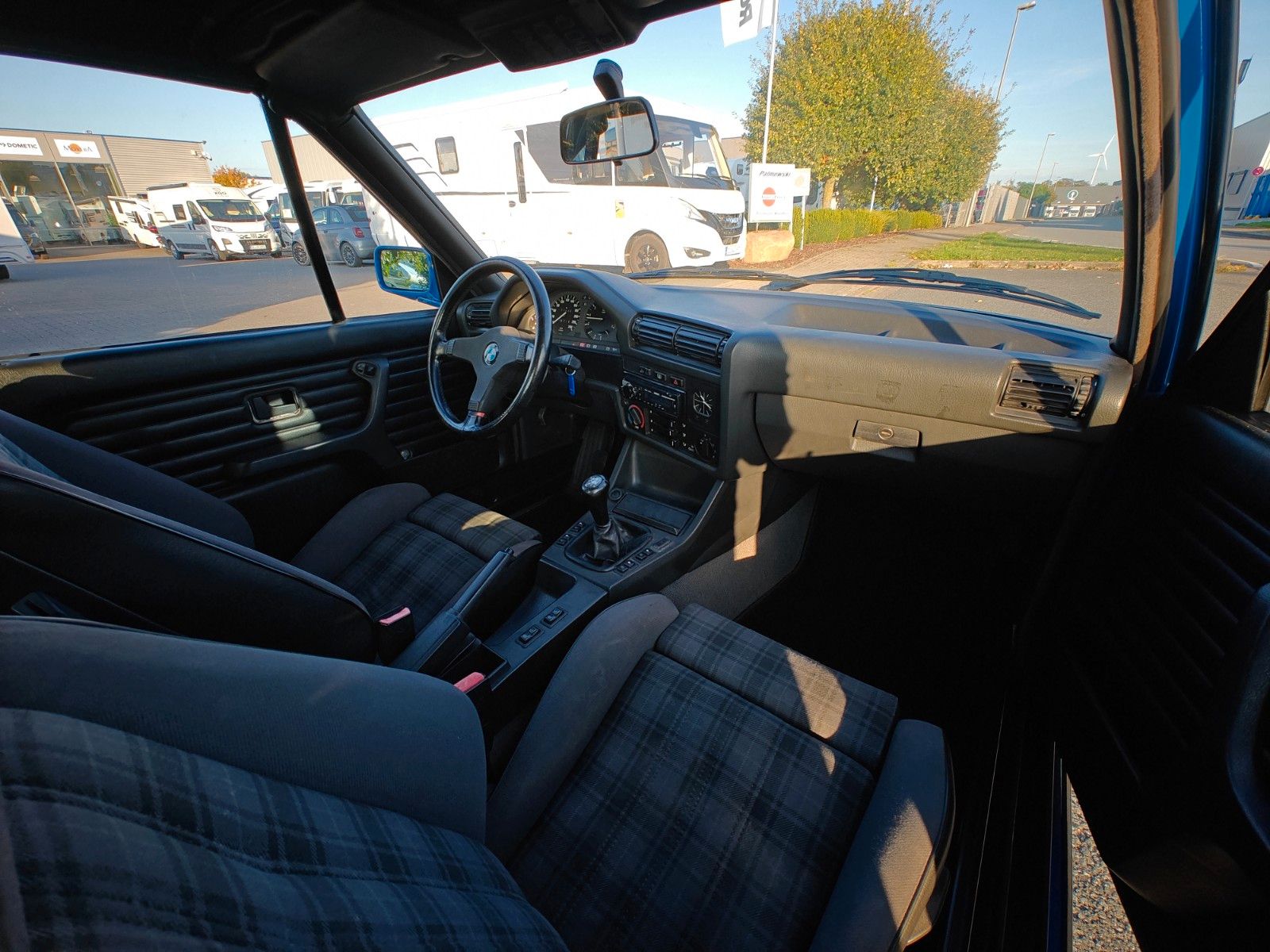 Fahrzeugabbildung BMW 318i Cabrio E30 - Lack NEU, Verdeck NEU