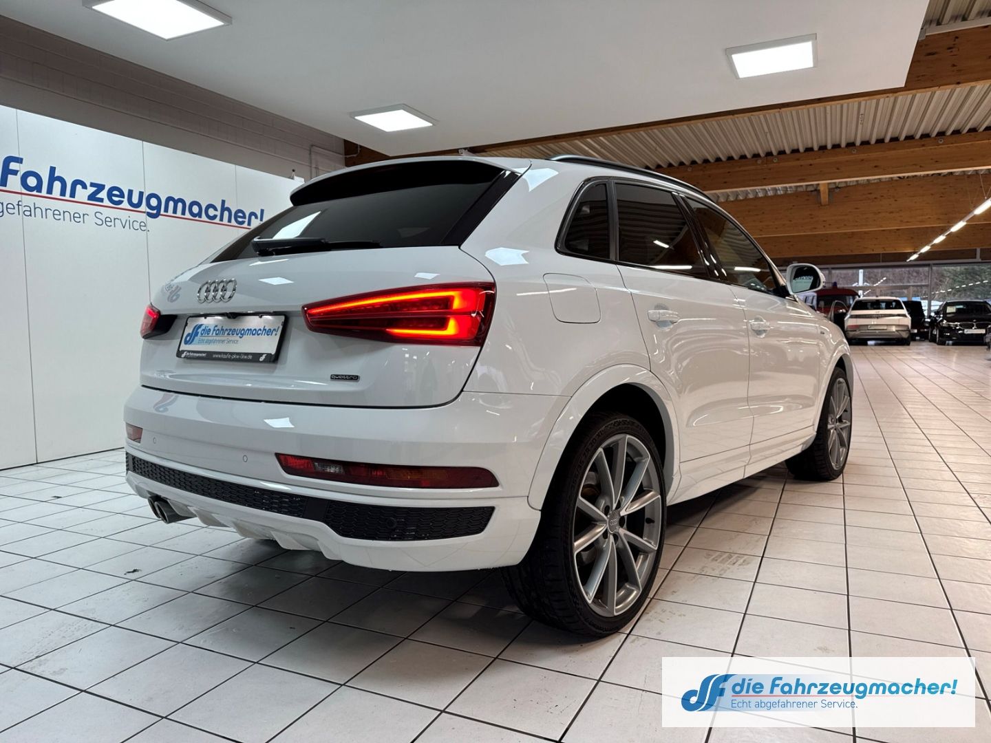 Fahrzeugabbildung Audi Q3 sport quattro S line S-line Sportpaket El. Pa