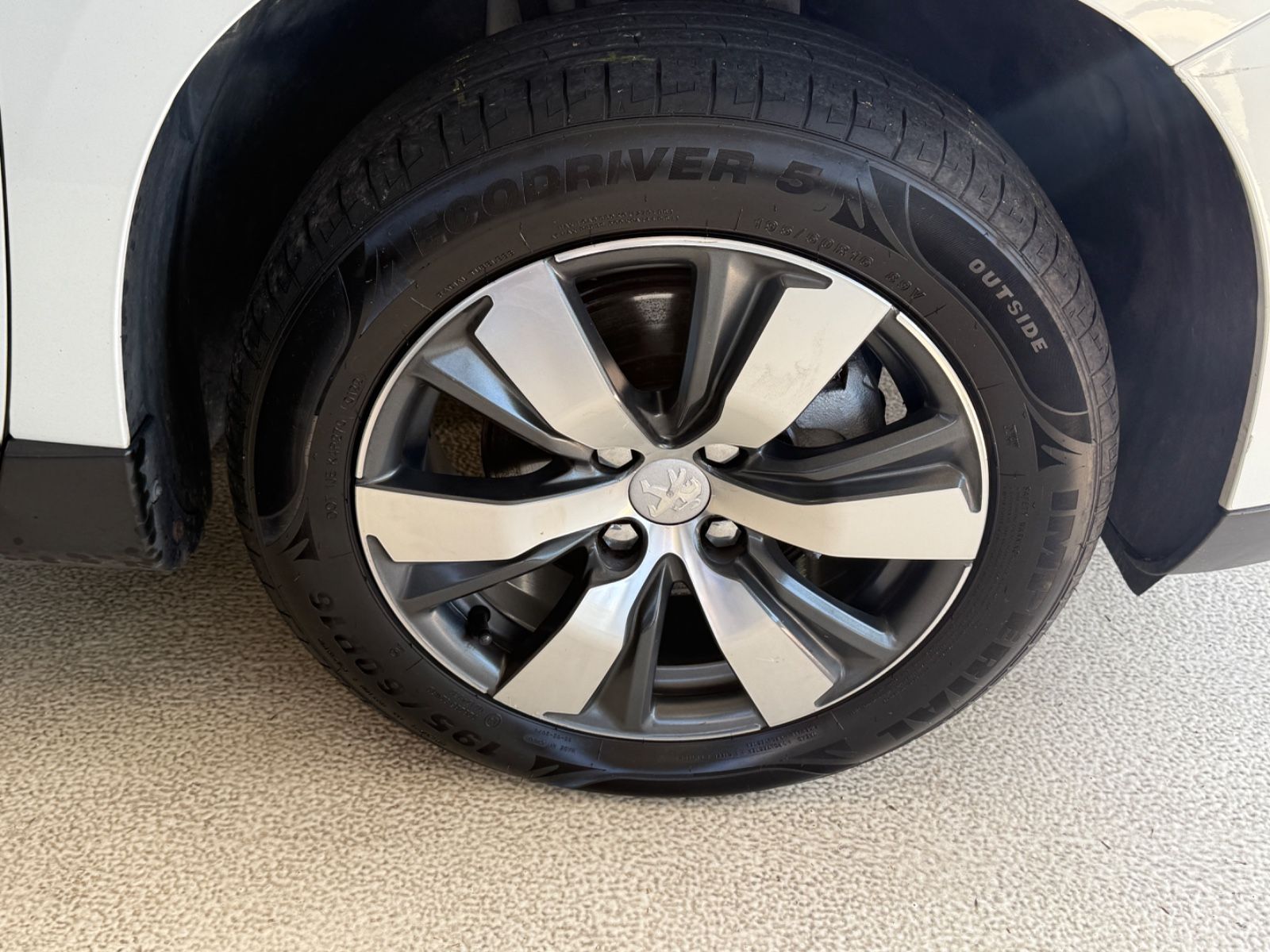 Fahrzeugabbildung Peugeot 2008 Allure