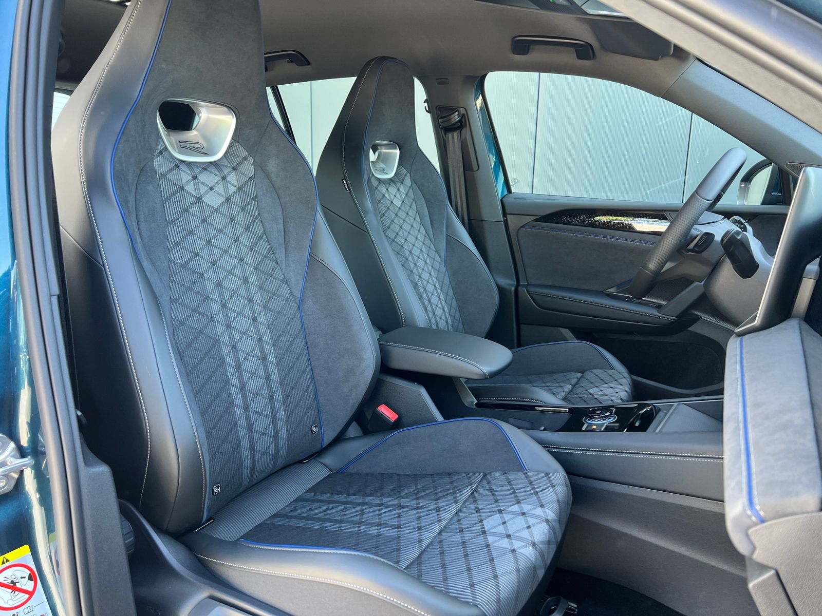 Fahrzeugabbildung Volkswagen Tiguan R-Line 1.5 eTSI DSG *AHK, IQ.Light, ACC,