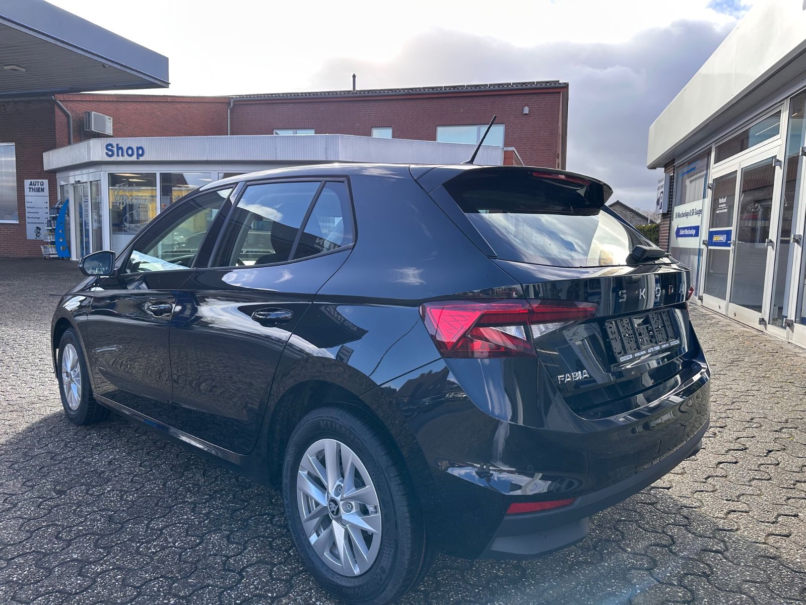 Fahrzeugabbildung SKODA Fabia Selection 1.0 TSI DSG LED/GRA/SHZG/APP