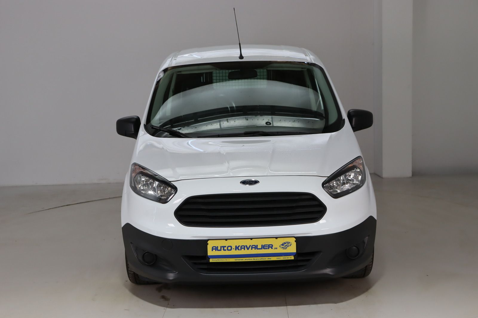 Fahrzeugabbildung Ford Transit Courier AHK * HU/AU bis 08.2027 * 1.Hand