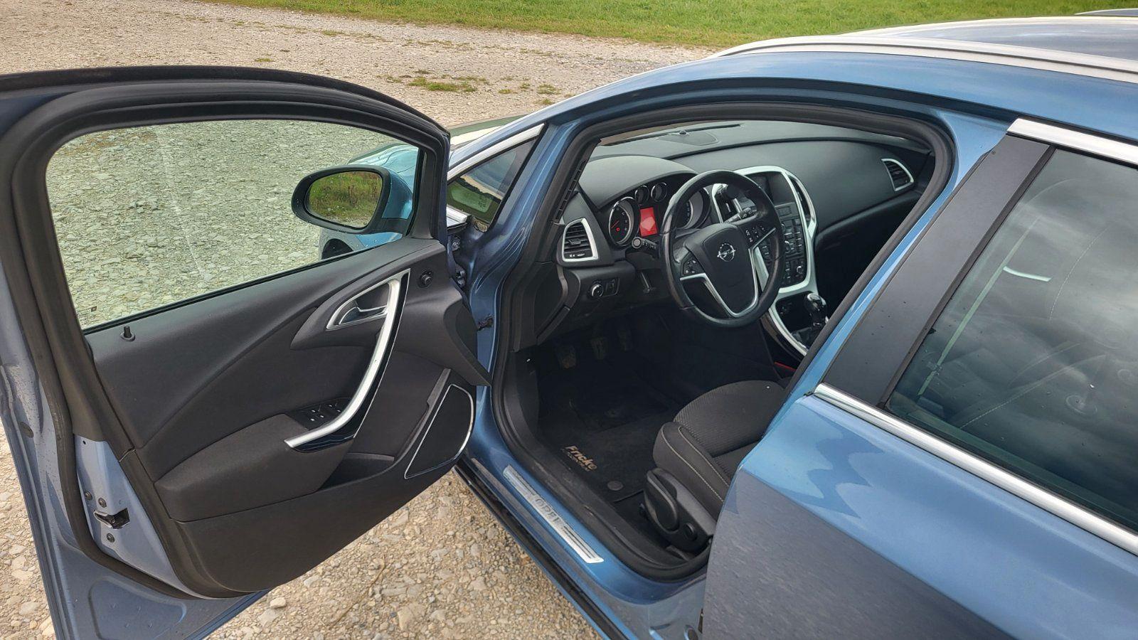 Opel Astra 2011 — photo 6