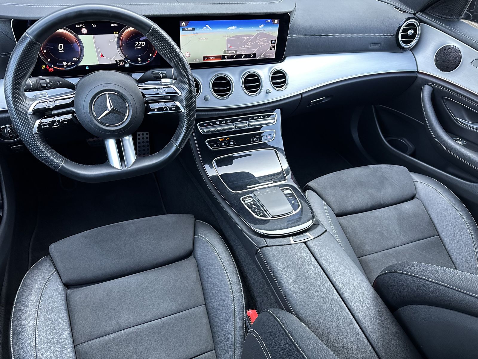 Fahrzeugabbildung Mercedes-Benz E 200d T AMG Line NAV+LED+WIDESCEEN+KAM+AHK+1HD