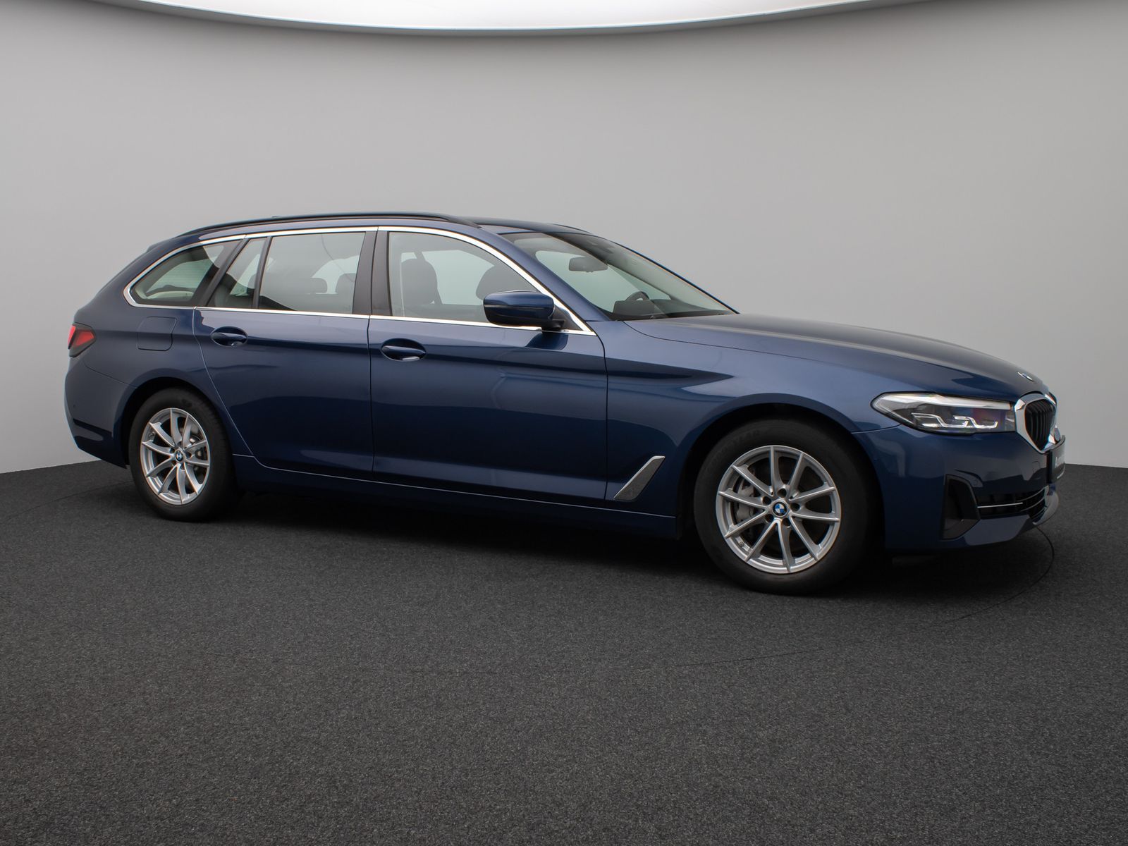 Fahrzeugabbildung BMW 530d Panorama Kamera HUD DAB Alarm AHK Sport