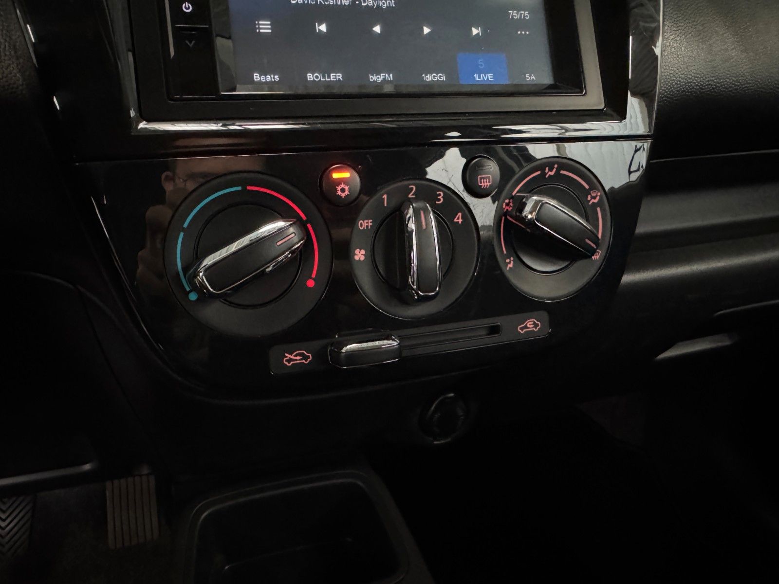 Fahrzeugabbildung Mitsubishi Space Star 1.2 Select "Ganzjahresreifen ZV DAB"