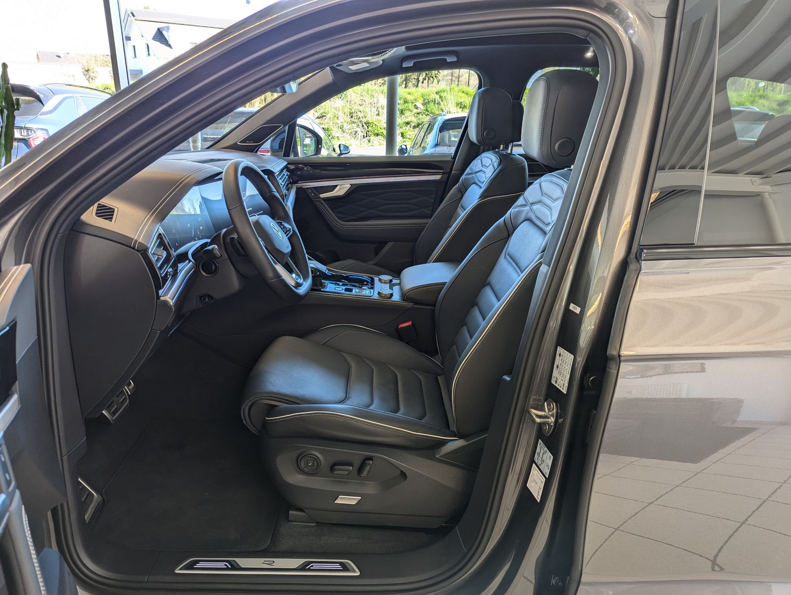 VW Touareg 3.0 TDI 4M R-Line Komfort-Paket UPE 111T - Image 12