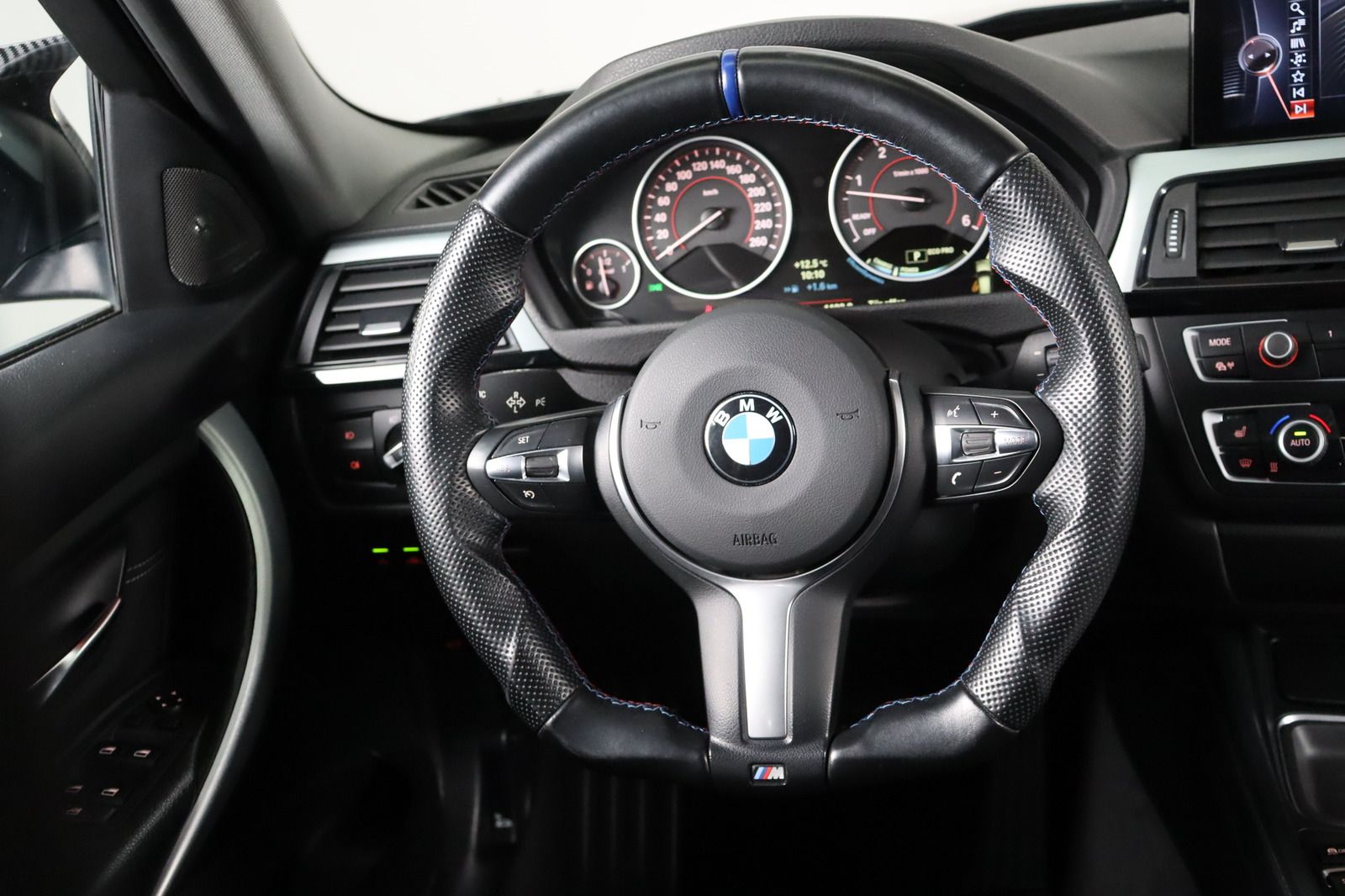 Fahrzeugabbildung BMW 330 d Touring  xDrive Sport Line