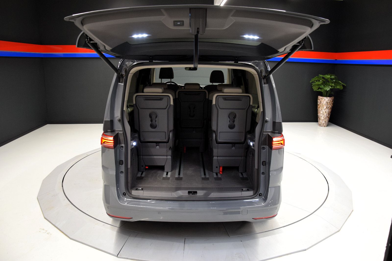 Fahrzeugabbildung Volkswagen T7 Multivan Edition ACC Standheizung AHK Kamera