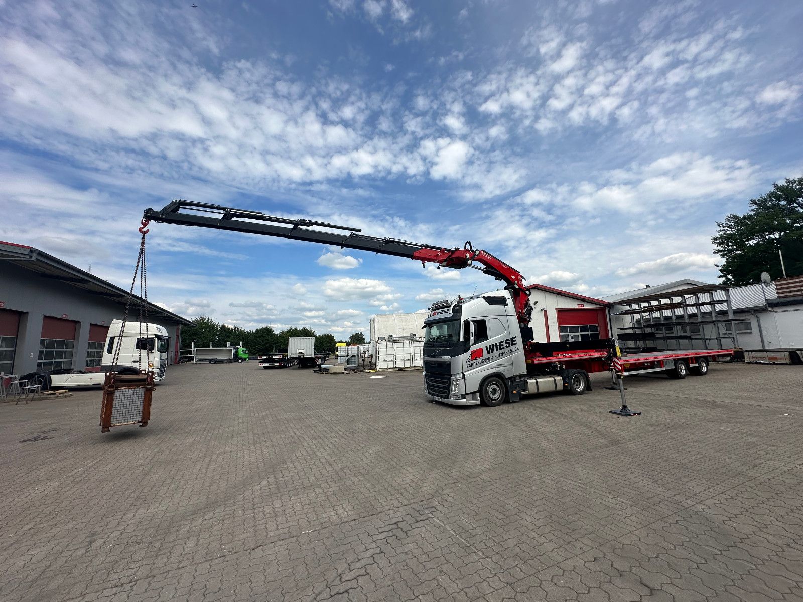 Fahrzeugabbildung Andere Wiese Stufensattel Tieflader mit Kran Fassi F545