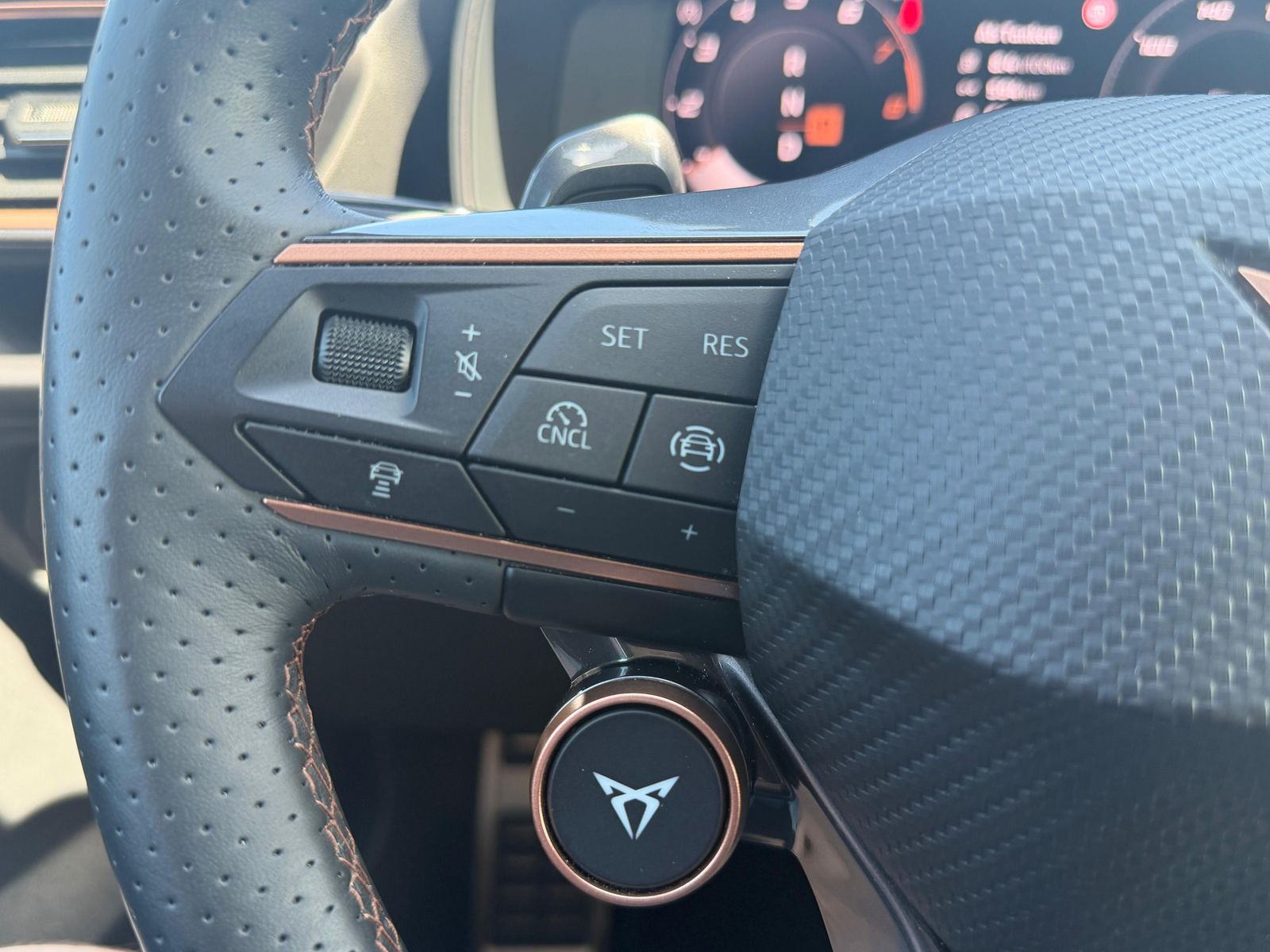 Ilustración del vehículo CUPRA Leon 1.5 eTSI MATRIX*PANO*ALCAN.*AHK*SENN*Drive2