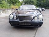 Mercedes-Benz Daimler Chrysler E220 CDI - Mercedes-Benz E 220 aus 2000: Cdi