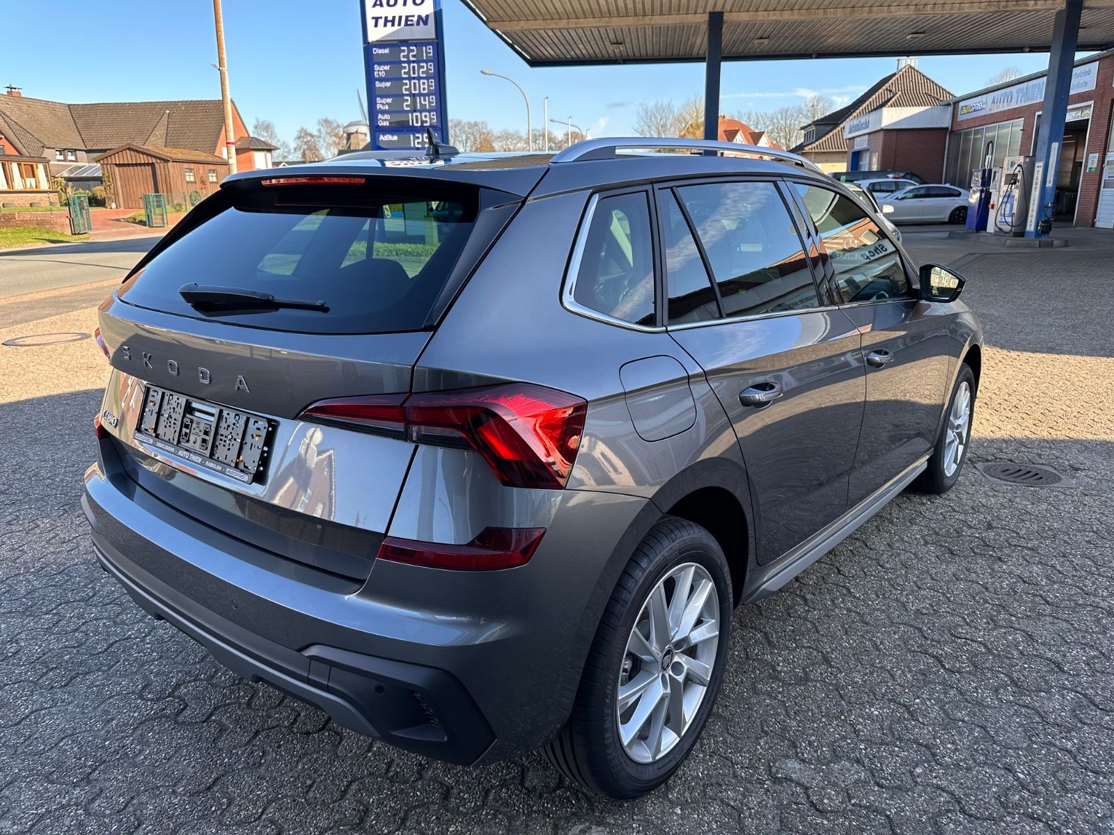 Fahrzeugabbildung SKODA Kamiq Selection 1.0 TSI DSG ACC/LED/PDC/eHeck