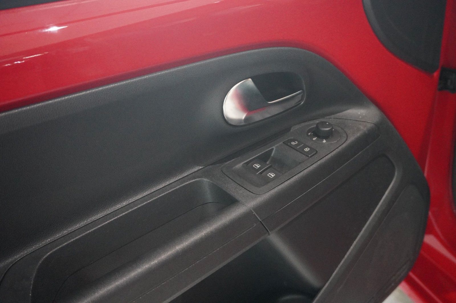 Fahrzeugabbildung Volkswagen up! 1.0 MOVE 5-TÜR KLIMA/SHZ/USB/NEBEL/SPORT/LED