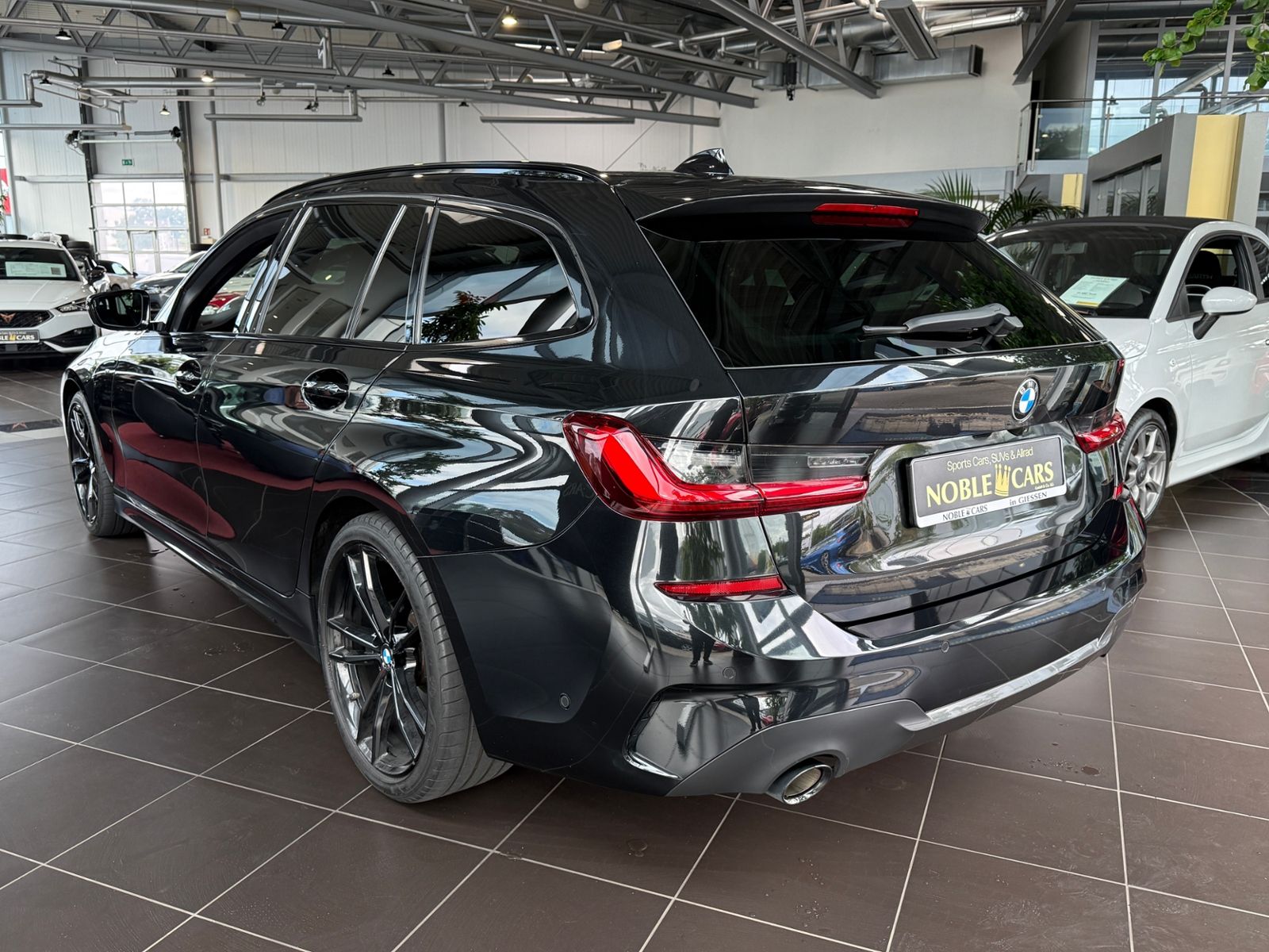 Fahrzeugabbildung BMW 320d xDrive M Sport PANO KAM LED