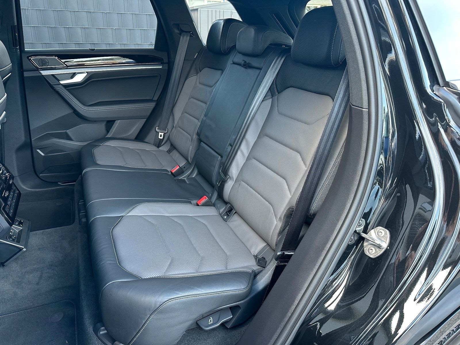 Fahrzeugabbildung Volkswagen Touareg 3.0 V6 TDI 4M R-Line NAV+LED+20ZOLL+AHK