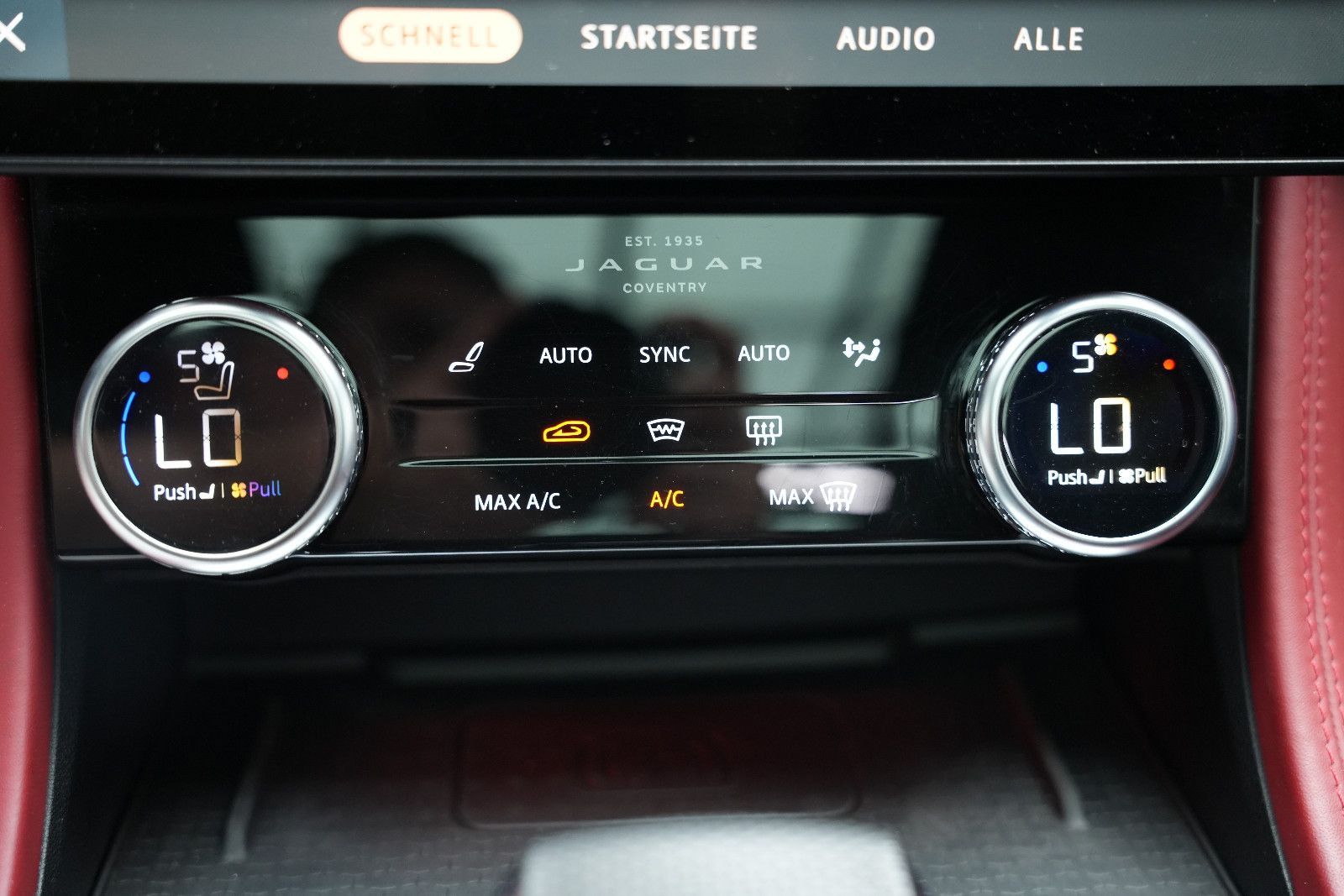 Fahrzeugabbildung Jaguar F-Pace F-PACE SVR /PANO/MERIDIAN/HUD/360°KAM/MEM