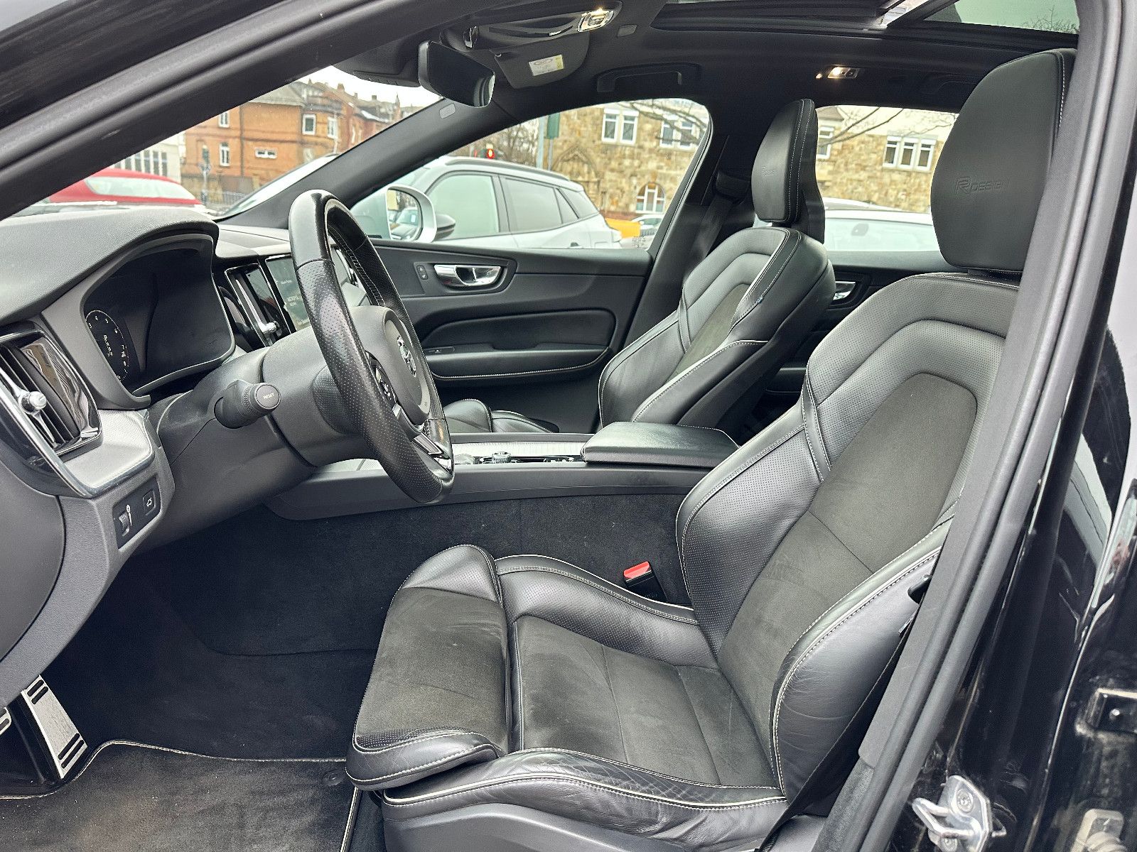 Fahrzeugabbildung Volvo XC60 T5 R DESIGN AWD*PANO+AHK+LED*