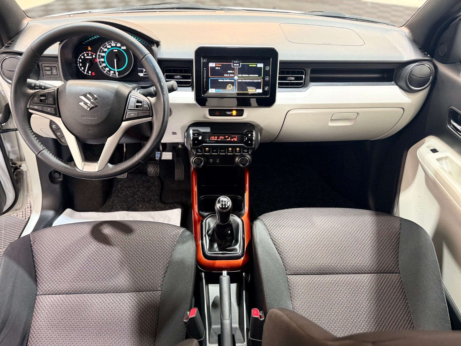Fahrzeugabbildung Suzuki Ignis Comfort + / NAVI / CAR PLAY / SITZHEIZUNG