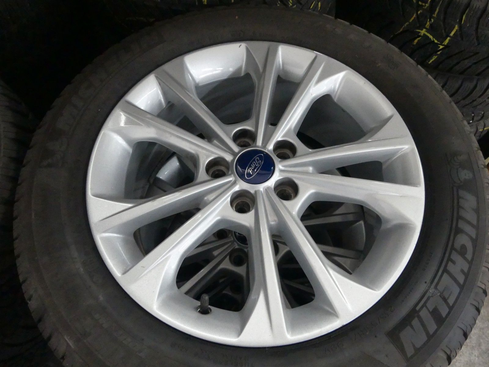 Fahrzeugabbildung Ford Kuga Titanium*Kamera*8-fach bereift