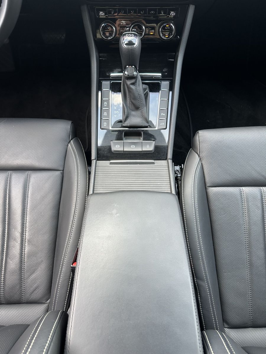 Fahrzeugabbildung SKODA Superb Combi 2.0 TDI DSG L&K NAV+LED+AHK+PANO+SH