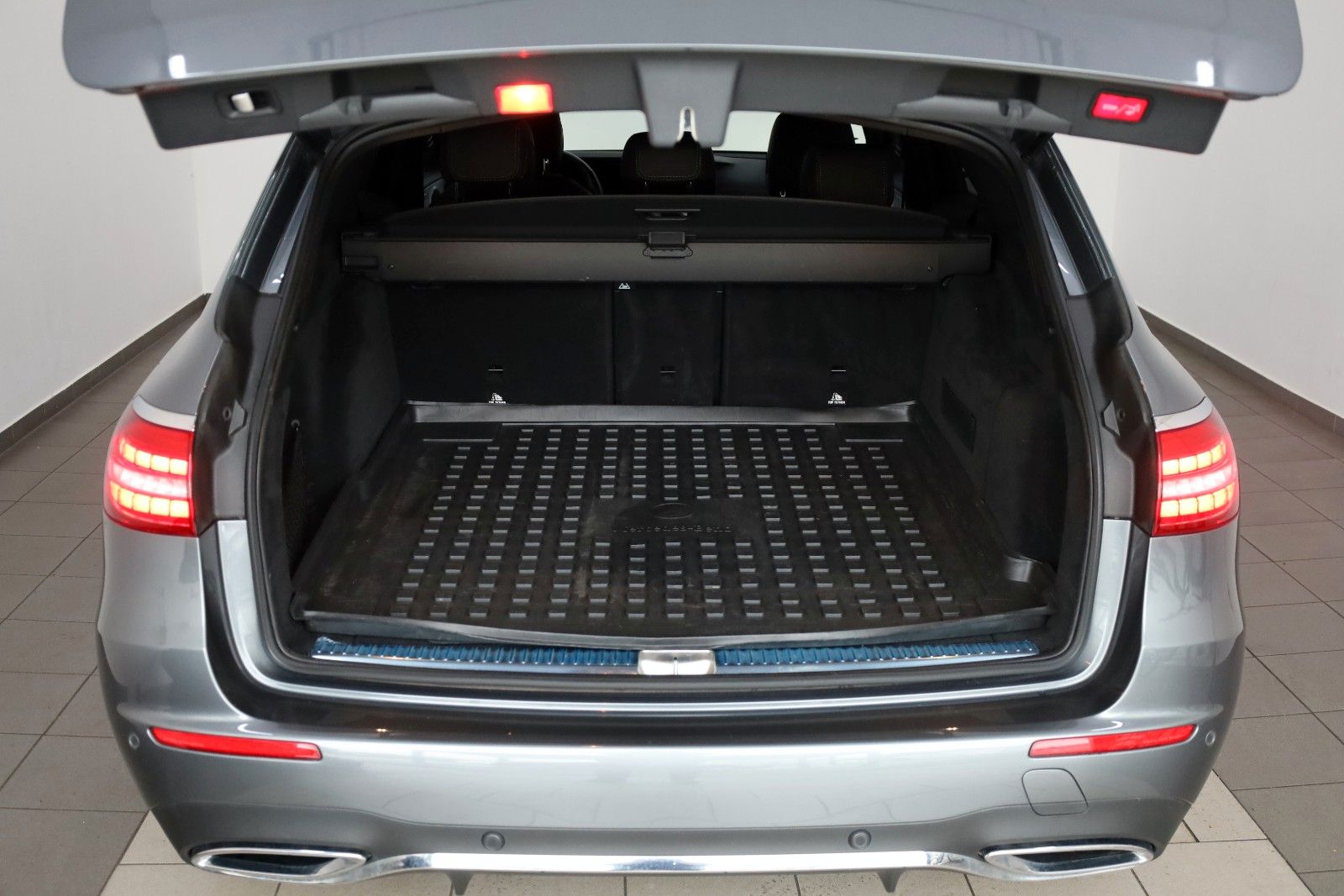 Fahrzeugabbildung Mercedes-Benz E 450 T, 4Matic,AMG Line,Panorama,360°,AHK el,WR