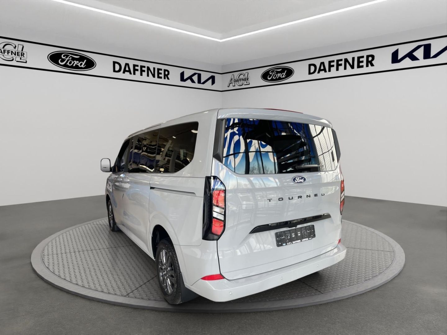 Fahrzeugabbildung Ford Tourneo Custom Bus 320 L1 Titanium FWD Titanium