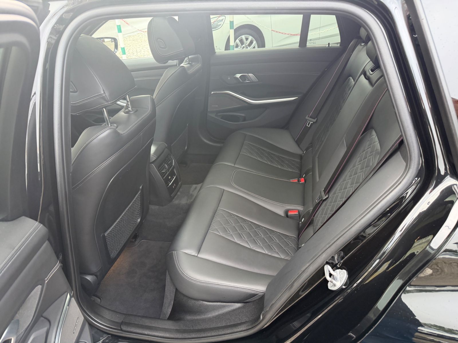 Fahrzeugabbildung BMW 330d xDrive Touring M SPORT PRO PANO STANDH. AHK