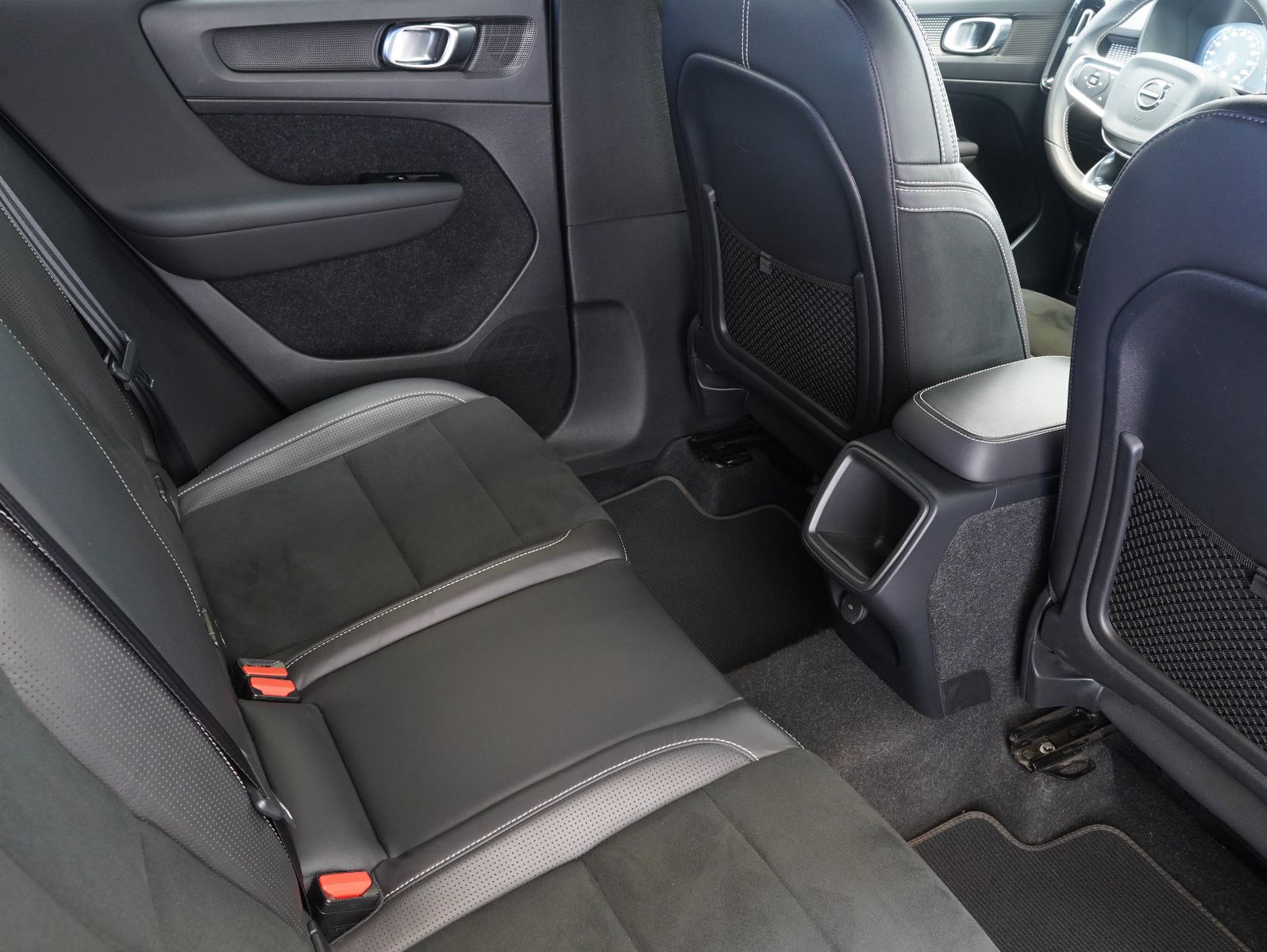 Fahrzeugabbildung Volvo XC 40 T4 R Design INTELLISAFE/LED/360°