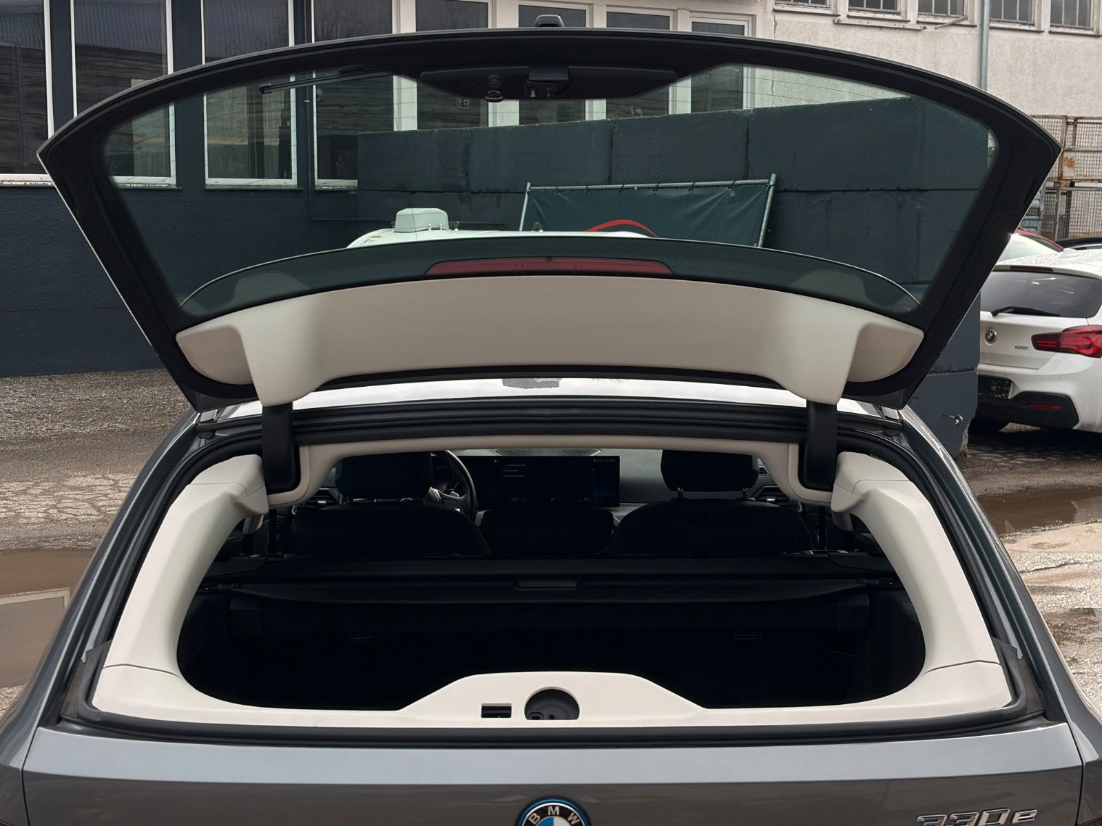 Fahrzeugabbildung BMW 330e Touring ACC HuD HiFi CAM 3Z-Klima CarPlay