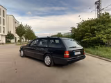 Mercedes-Benz W124 E 220 T-Modell  - Mercedes-Benz E 220 mit Benzin-Antrieb: Kombi, Automatik
