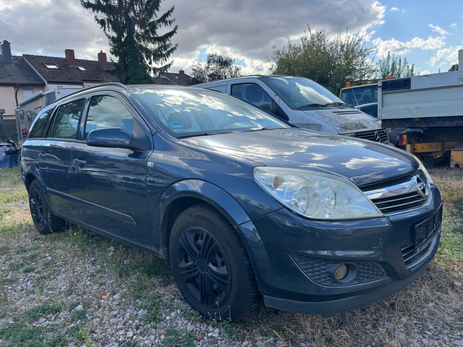 Opel Astra 2007 — rear view