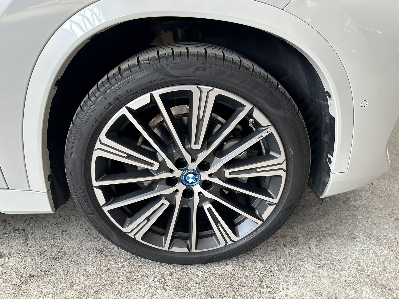 Fahrzeugabbildung BMW iX1 xDrive30 M Sportpaket Head-Up Parking Assist